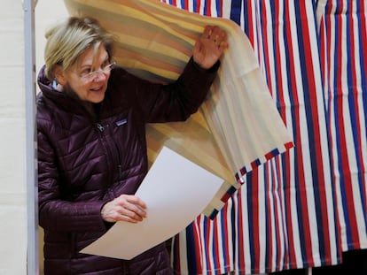 La candidata Elizabeth Warren, a la salida de la votación en el Supermartes, en Massachusetts.