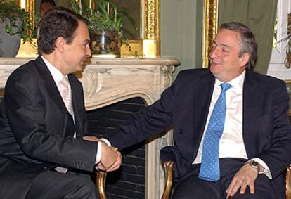 Zapatero y el presidente argentino, Néstor Kirchner, durante la reunión que ayer mantuvieron en Madrid.