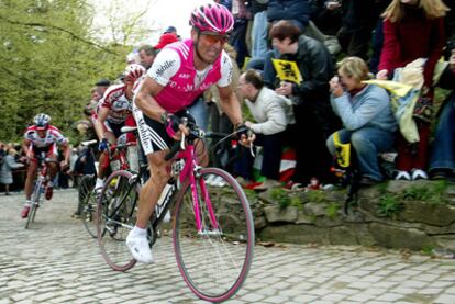Steffen Wesemann sube uno de los muros del Tour de Flandes en 2004, cuando se proclamó vencedor.