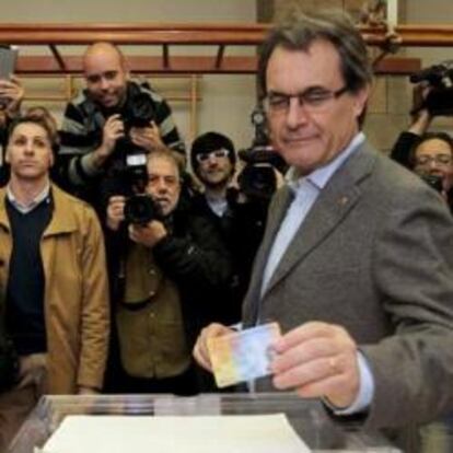 El presidente catalán y candidato de CiU a la reelección, Artur Mas, ejerce su derecho al voto en las elecciones autonómicas en la Escuela Infant Jesús de Barcelona.