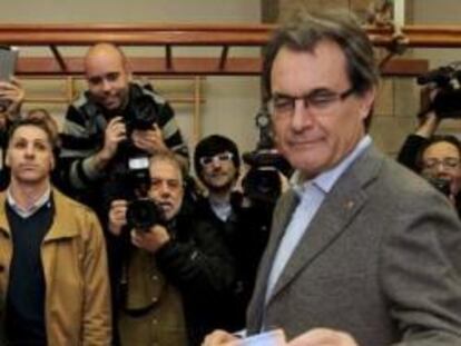 El presidente catalán y candidato de CiU a la reelección, Artur Mas, ejerce su derecho al voto en las elecciones autonómicas en la Escuela Infant Jesús de Barcelona.