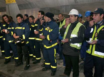 El equipo de bomberos que trabajó en la Nochevieja entre los escombros de Barajas en busca de dos desaparecidos sólo hizo un receso para tomar las uvas.