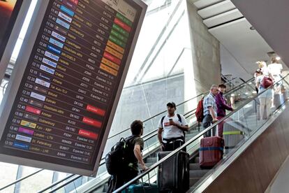 Panel con los vuelos cancelados de las aerolíneas Thomas Cook, en el Aeropuerto Internacional de Larnaca (Chipre).