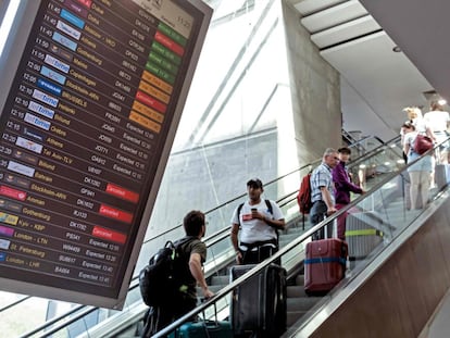 Panel con los vuelos en el aeropuerto de Larnaca (Chipre).