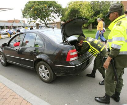 Operativo de seguridad de la policía colombiana durante la jornada electoral