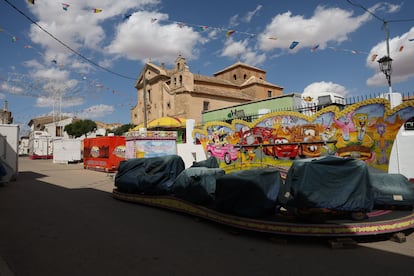 Las atracciones de feria listas para las fiestas del pueblo.