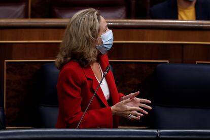 La ministra de Economía, Nadia Calviño, durante la sesión de control al Ejecutivo celebrada este miércoles en el Congreso.