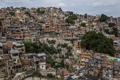 La favela Mangueira, en la zona norte de Río de Janeiro, Brasil. Los habitantes de las favelas de Río no dejan de esperar que las cosas cambien. Sin embargo, la posibilidad de que se produzca una mejora en sus condiciones de vida sigue siendo incierta. Según 'The New York Times', el nuevo alcalde tiene intención de recortar el presupuesto en casi 1.000 millones de dólares este año y se prevé que el presupuesto del Estado se reduzca en más de 6.000 millones. A pesar de las persistentes dificultades, dos tercios de las personas entrevistadas declararon que no querían marcharse de su barrio en la favela. Si bien es probable que su suerte empeore, esta comunidad permanece unida por un sentido del compañerismo, el orgullo y la dignidad que, probablemente, harían enrojecer a la mayoría de los más ricos del próspero occidente.