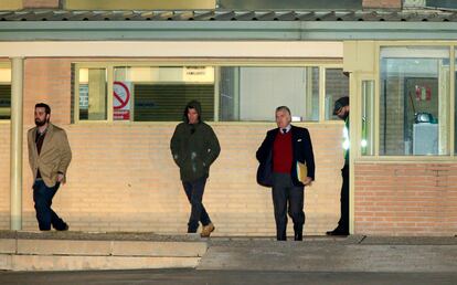 Luis Bárcenas sale de la cárcel de Soto del Real (Madrid) junto a sus dos hijos, Ignacio (izquierda) y Guillermo (centro), en enero de 2015.