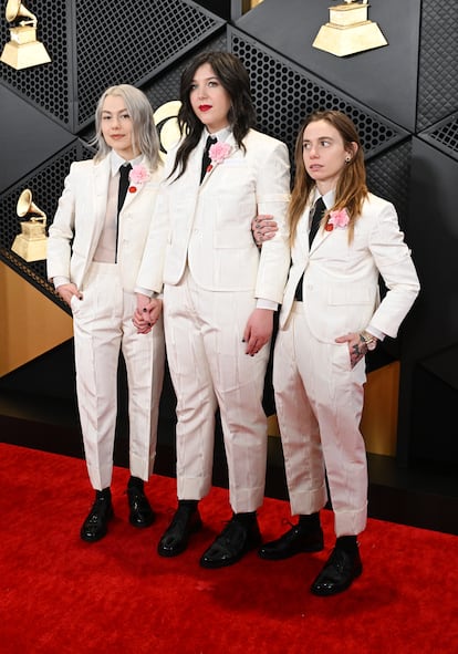 Phoebe Bridgers, Lucy Dacus y Julien Baker, componentes del grupo boygenius, apostaron por ir vestidas igual con este traje blanco de Thom Browne que combinaron con un clavel rosa en la solapa. 