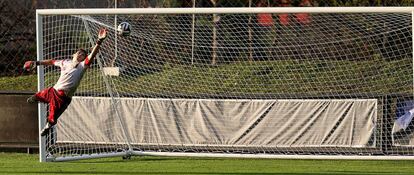 Casillas se estira a por el balón.