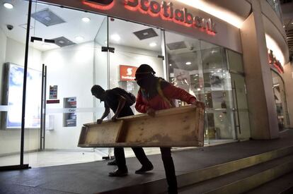 Hacia las siete de la tarde la marcha se tornó violenta. Cajeros automáticos, varias tiendas y hoteles del céntrico Paseo de la Reforma sufrieron ataques por parte de un grupo de anarquistas con el rostro cubierto.