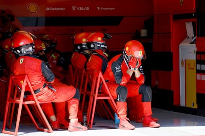 Mecnicos de Ferrari en el box durante el GP de Francia este domingo.