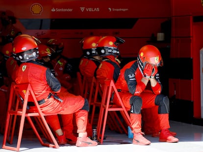Mecánicos de Ferrari en el box durante el GP de Francia este domingo.