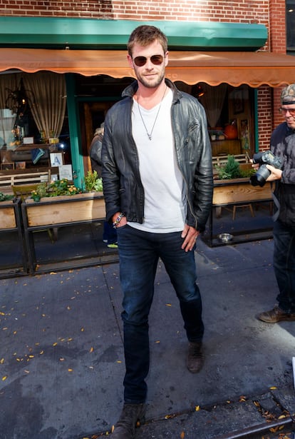 Parece ‘vintage’, pero no lo es: la chaqueta Blake, de Billy Reid, está hecha de piel lavada y tiene la solapa pequeña para que su dueño, el actor Chris Hemsworth, la pueda llevar subida.
