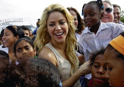 Shakira es la creadora de la Fundación Pies Descalzos, en Colombia. A principios de 2009, inauguró la institución educativa y centro comunitario fundación Pies Descalzos y en diciembre de 2016 la escuela fue nombrada la mejor de Colombia. En la imagen, Shakira junto a niños de su fundación.