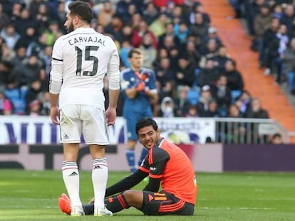 Vela, tras lesionarse contra el Madrid.