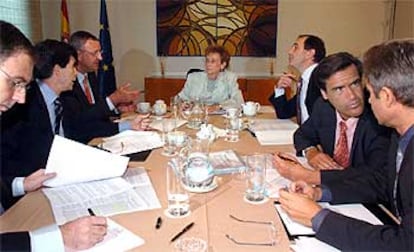 Fernández de la Vega conversa con Caldera, Alonso y López Aguilar durante la reunión para coordinar la ayuda del 11-M.