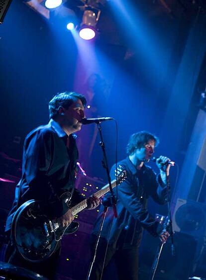Greg Dulli, a la guitarra, y Mark Lanegan.