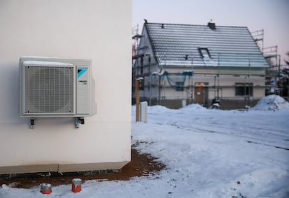 Una bomba de calor aerotérmica colgada a la pared exterior de una casa en Leipzig.