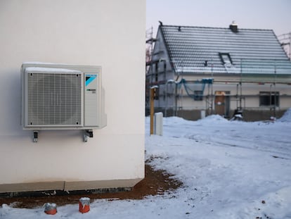 Una bomba de calor aerotérmica colgada a la pared exterior de una casa en Leipzig.