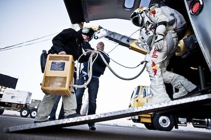 Baumgartner, camino de la cápsula que le iba a elevar hasta más de 39 kilómetros de distancia.