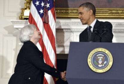 Janet Yellen da la mano al presidente Barack Obama tras su nominación como presidenta de la Reserva Federal