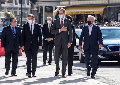 El rey Felipe VI a su llegada a la Lonja de Valencia, donde ha presidido la ceremonia de entrega de los Premios Rei Jaume I 2021.