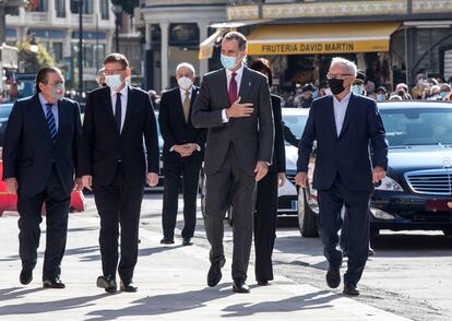 El rey Felipe VI a su llegada a la Lonja de Valencia, donde ha presidido la ceremonia de entrega de los Premios Rei Jaume I 2021.