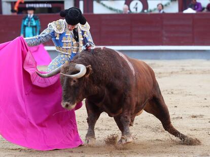 El diestro Ginés Marín, en su primer toro de la tarde.