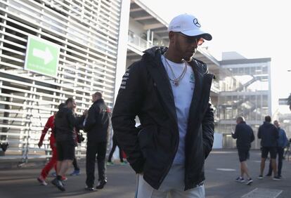 Lewis Hamilton previo a las primeras pruebas en el autódromo Hermanos Rodríguez.