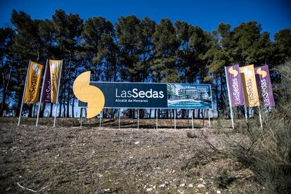 Anuncios del futuro barrio que ya se está construyendo en Alcalá de Henares, Las Sedas, esta semana.