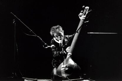 Al contrario que cualquier hombre, Laurie Anderson puede tocar instrumentos, digamos, peculiares y hablar por teléfono a la vez.