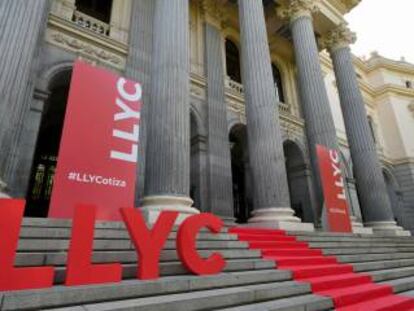 El palacio de la Bolsa decorado con el logo de LLYC el pasado 22 de julio.
