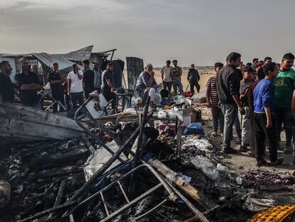 Ciudadanos palestinos observan la destrucción casuada por los ataques isrealíes de anoche a Rafah, en los que murieron al menos 45 personas.