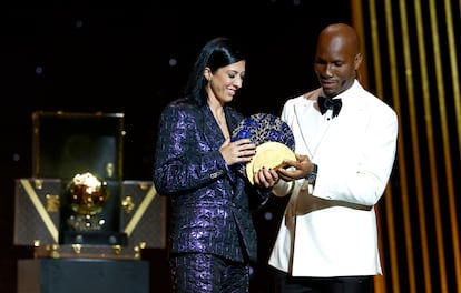 Jennifer Hermoso, de la selección española y de Tigres UANL, recibe el Trofeo Sócrates de manos de Didier Drogba.