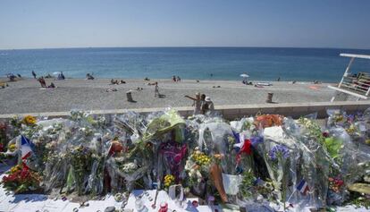 Homenatge a les v&iacute;ctimes amb flors i espelmes a Ni&ccedil;a, Fran&ccedil;a.