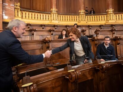 El alcalde de Barcelona, Jaume Collboni, saluda a Elisenda Alamany de ERC, al inicio del pleno del Ayuntamiento del pasado mes de marzo, cuando republicanos y socialistas alcanzaron un acuerdo para el presupuesto.