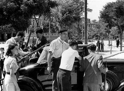 Civiles alcalaínos, entre ellos muchachos, se arman al conocer la sublevación contra la República el 18 de julio de 1936.