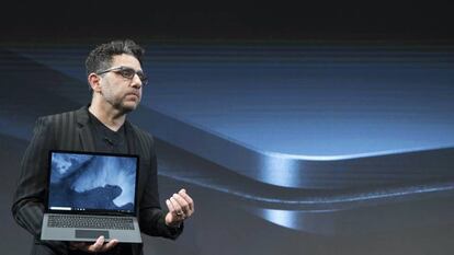 Panos Panay, jefe de producto de Microsoft, presenta el Surface Laptop 2, ayer en Nueva York.