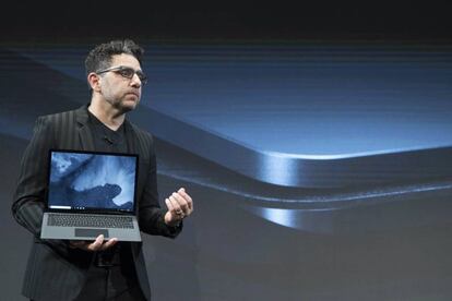 Panos Panay, jefe de producto de Microsoft, presenta el Surface Laptop 2, ayer en Nueva York.