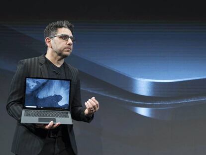 Panos Panay, jefe de producto de Microsoft, presenta el Surface Laptop 2, ayer en Nueva York.