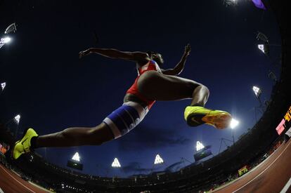 La colombiana Caterine Ibarguen durante la final de triple salto.