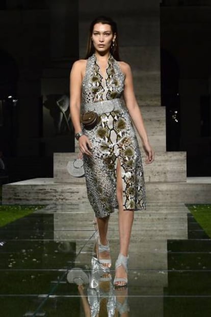 Model Bella Hadid en el desfile de Salvatore Ferragamo.