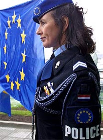 Una oficial de policía de la UE, en una ceremonia ayer en Sarajevo.