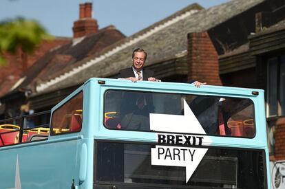 El líder del Partido Brexit, Nigel Farage viaja en su autobús durante una visita de campaña para las elecciones al Parlamento Europeo en Pontefract, noroeste de Inglaterra, el 13 de mayo de 2019.