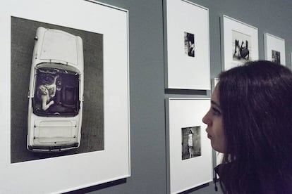 Una joven contempla la foto completa de Oriol Maspons, de la que salió la portada original de 'Últimas tardes con Teresa'.