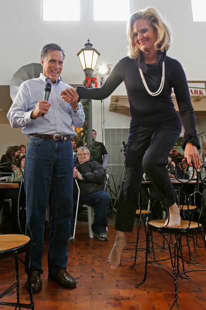 Una imagen muy distendida de los Romney durante la campaña, con Ann bajando descalza de una silla. 