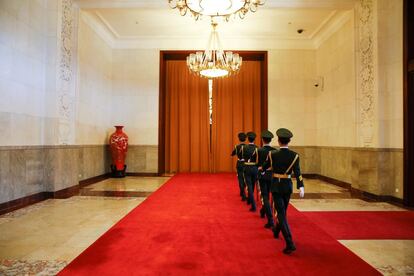 Guardias uniformados dentro del Gran Salón del Pueblo en Pekín (China).