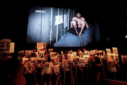 Protesta en Tel Aviv para exigir una tregua con la imagen de fondo del rehén Evyatar David en uno de los vídeos de Hamás de los cautivos israelíes, este sábado.